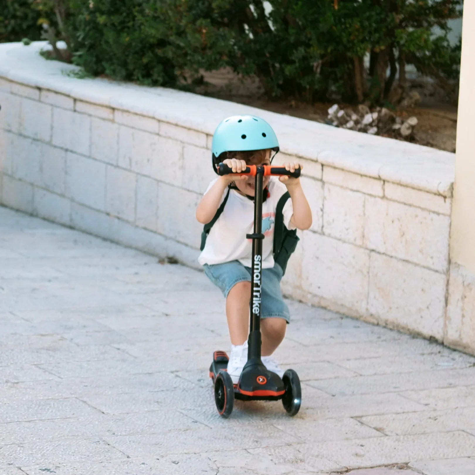 niño pequeño montado en un scooter xtend line de smartrike