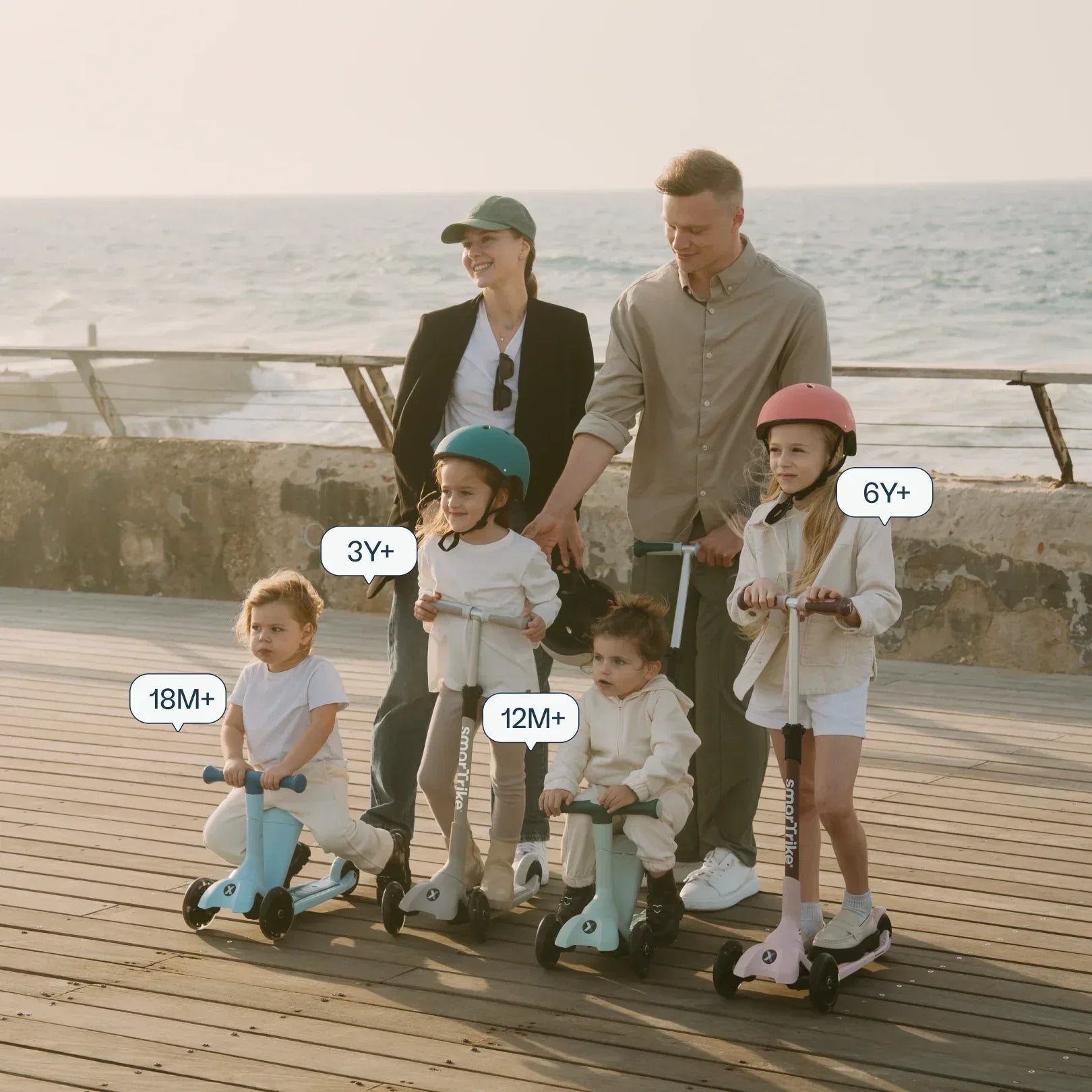 familia con distintas edades de niños y niñas usando el mismo producto scooter mini-ride plus de smartrike en sus distintas etapas