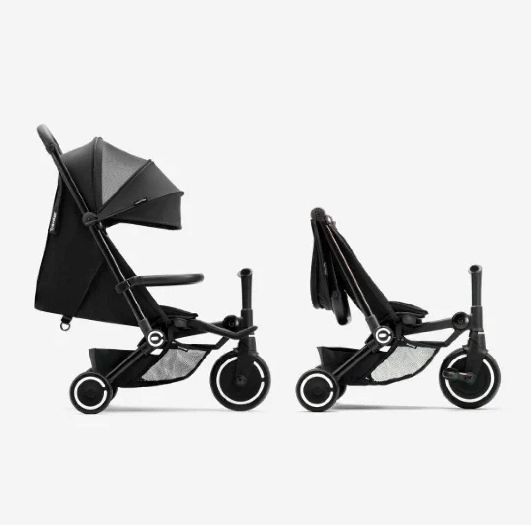 Comparativa del coche triciclo SmarTrike Traveler negro en dos posiciones: totalmente desplegado en modo paseo a la izquierda, y con respaldo reclinado hacia adelante a la derecha, mostrando la versatilidad del producto. Fondo gris claro.