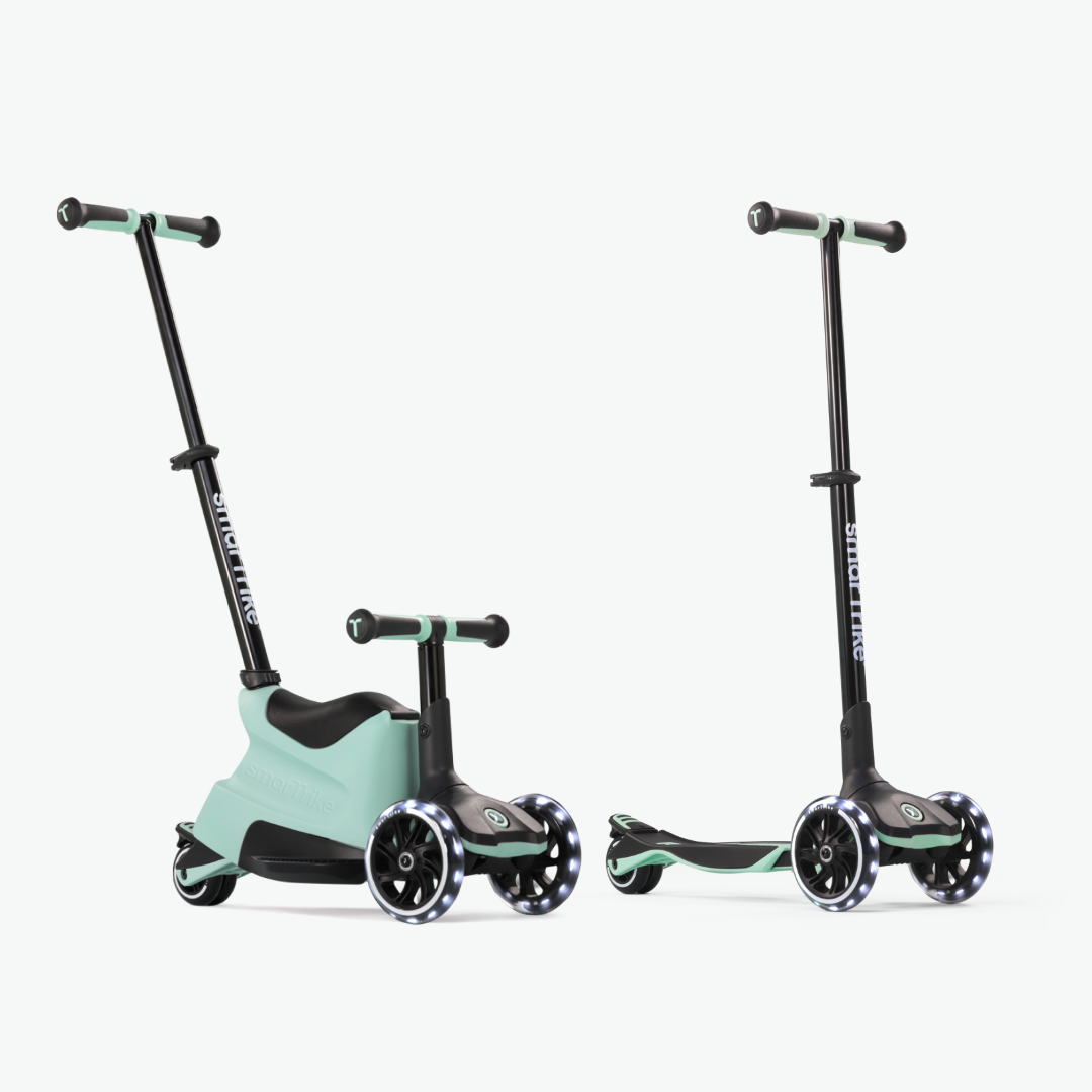 Dos vistas del scooter evolutivo SmarTrike Xtend Ride-On Verde Agua: a la izquierda en modo ride-on con asiento y barra para padres, y a la derecha en modo scooter autónomo con manubrio vertical y ruedas LED. Fondo gris muy claro.