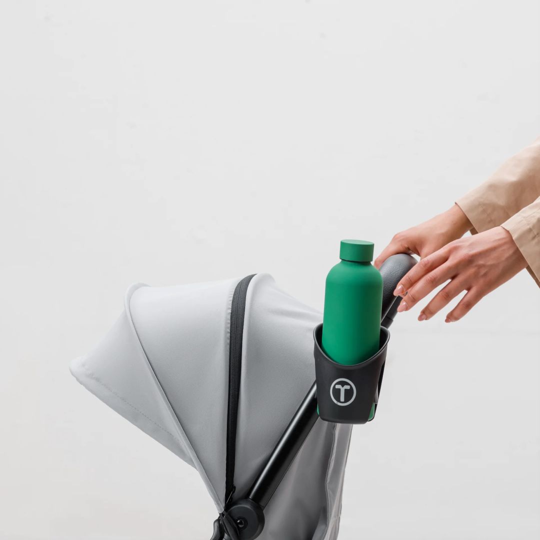 Porta vaso para coche triciclo Traveler de smarTrike en uso - fundo blanco