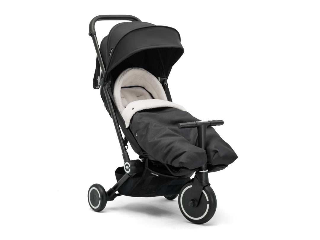 Saco cubrepiés puesto en coche triciclo evolutivo Traveler de smarTrike - vista principal