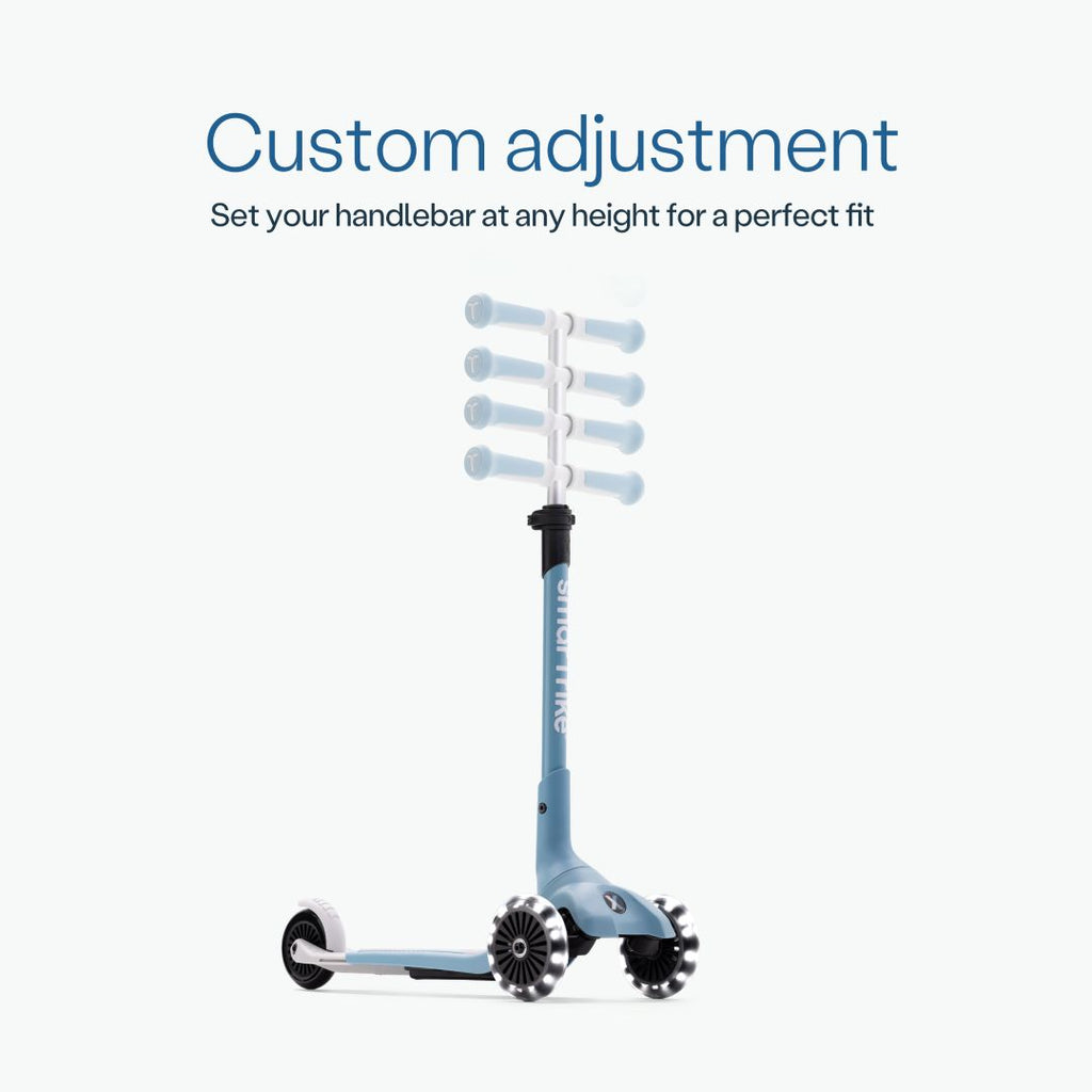 Infografía del scooter SmarTrike Xtend Mini+ Celeste mostrando las 5 posiciones de altura del manubrio ajustable, ilustradas con superposición de imágenes translúcidas. Texto: "Custom adjustment. Set your handlebar at any height for a perfect fit." Fondo azul muy claro.