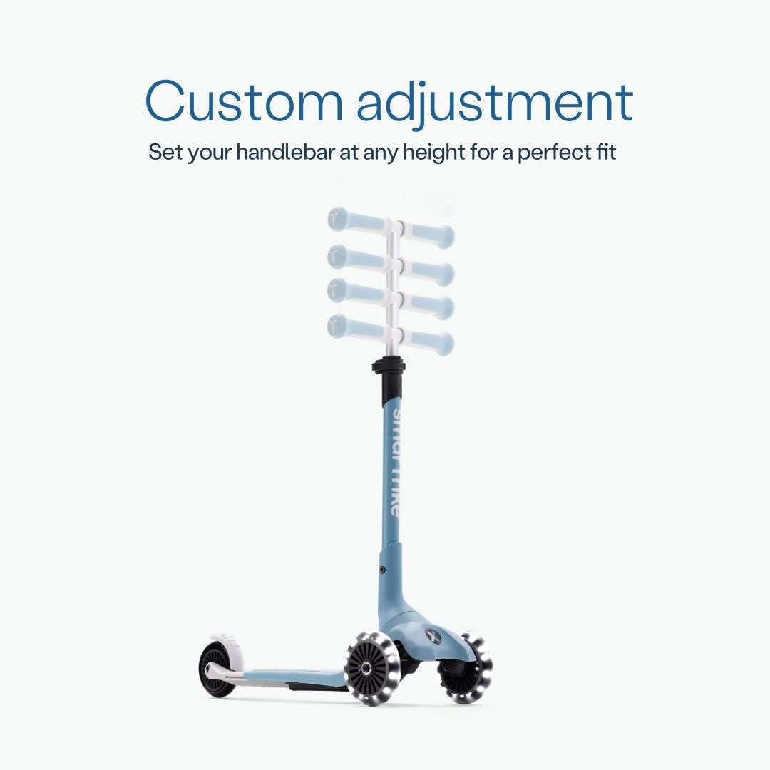 Infografía del scooter SmarTrike Xtend Mini+ Celeste mostrando las 5 posiciones de altura del manubrio ajustable, ilustradas con superposición de imágenes translúcidas. Texto: "Custom adjustment. Set your handlebar at any height for a perfect fit." Fondo azul muy claro.