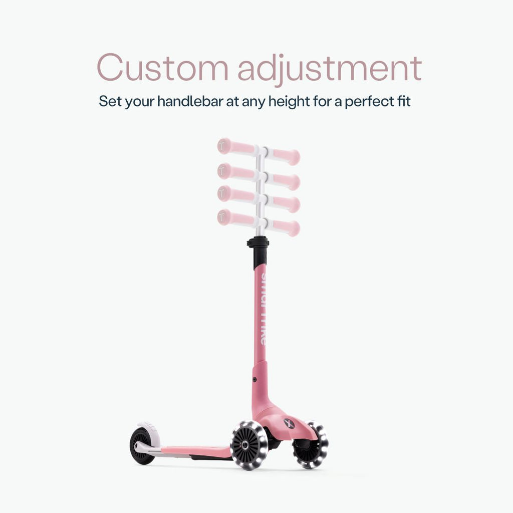 nfografía del scooter SmarTrike Xtend Mini+ Palo Rosa mostrando las 5 posiciones de altura del manubrio ajustable, ilustradas con superposición de imágenes translúcidas. Texto: "Custom adjustment. Set your handlebar at any height for a perfect fit." Fondo gris muy claro.