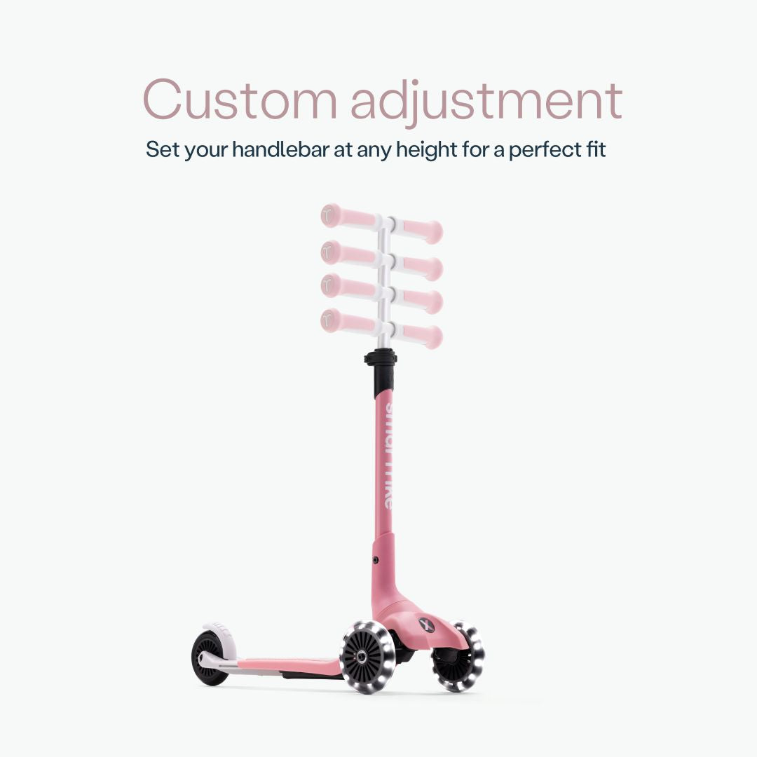 nfografía del scooter SmarTrike Xtend Mini+ Palo Rosa mostrando las 5 posiciones de altura del manubrio ajustable, ilustradas con superposición de imágenes translúcidas. Texto: "Custom adjustment. Set your handlebar at any height for a perfect fit." Fondo gris muy claro.