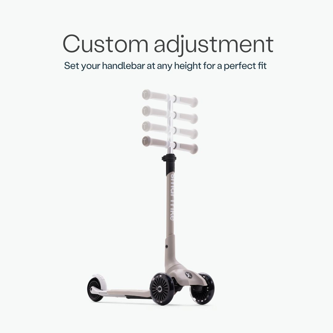 Infografía del scooter SmarTrike Xtend Mini+ Gris mostrando las 5 posiciones de altura del manubrio ajustable, ilustradas con superposición de imágenes translúcidas. Texto: "Custom adjustment. Set your handlebar at any height for a perfect fit." Fondo gris muy claro.