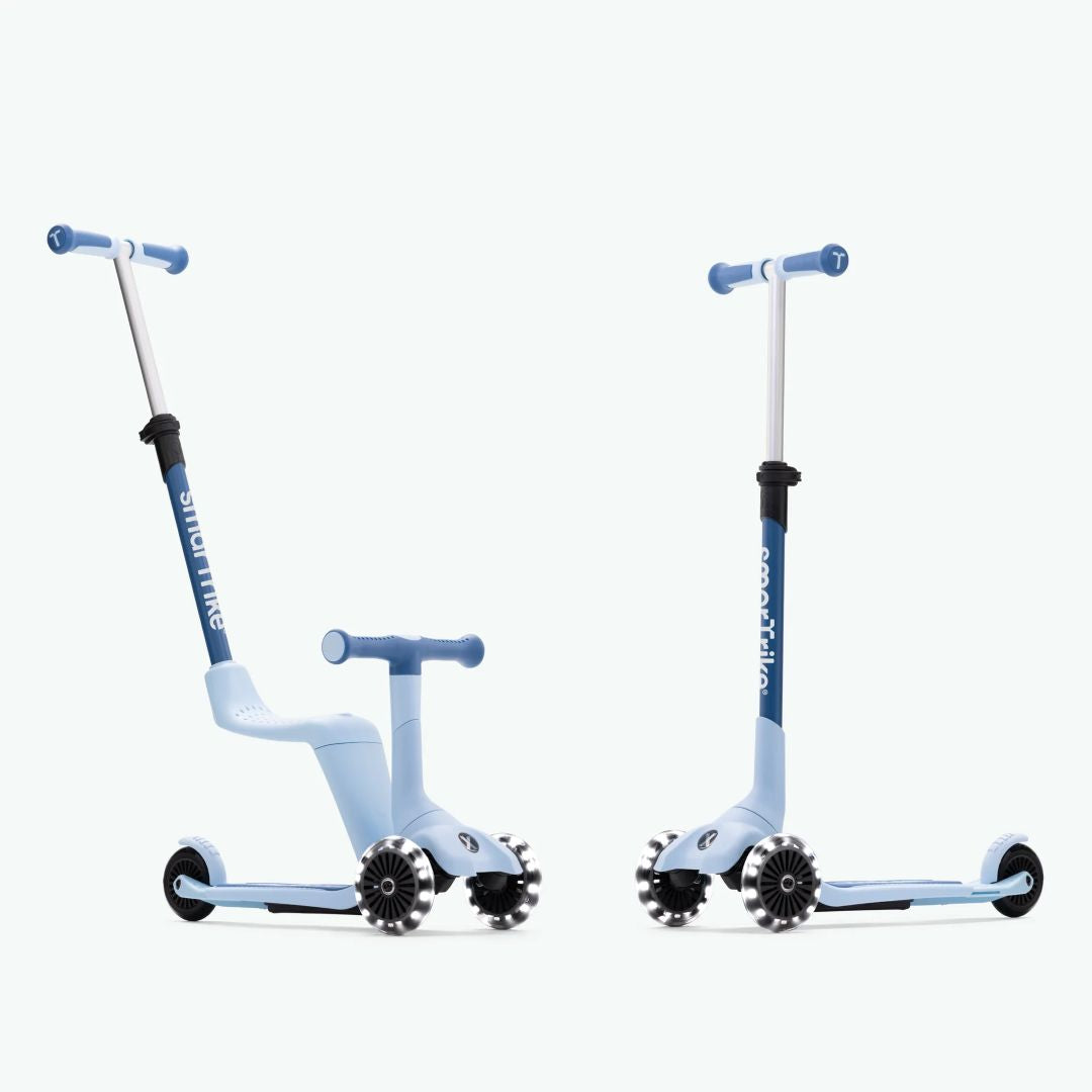 Dos vistas del scooter evolutivo SmarTrike Xtend Mini Ride en color Celeste: a la izquierda en modo correpasillos con asiento y manubrio para padres inclinado, y a la derecha en modo scooter autónomo con manubrio vertical y ruedas LED. Fondo celeste claro.