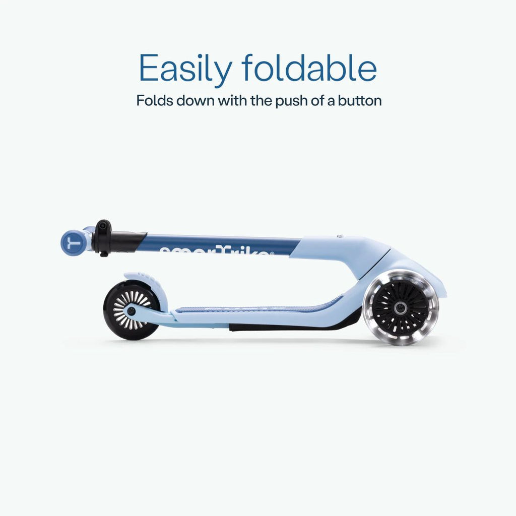 Vista lateral del scooter SmarTrike Xtend Mini Ride color Celeste completamente plegado, mostrando su diseño compacto. Texto: "Easily foldable. Folds down with the push of a button."