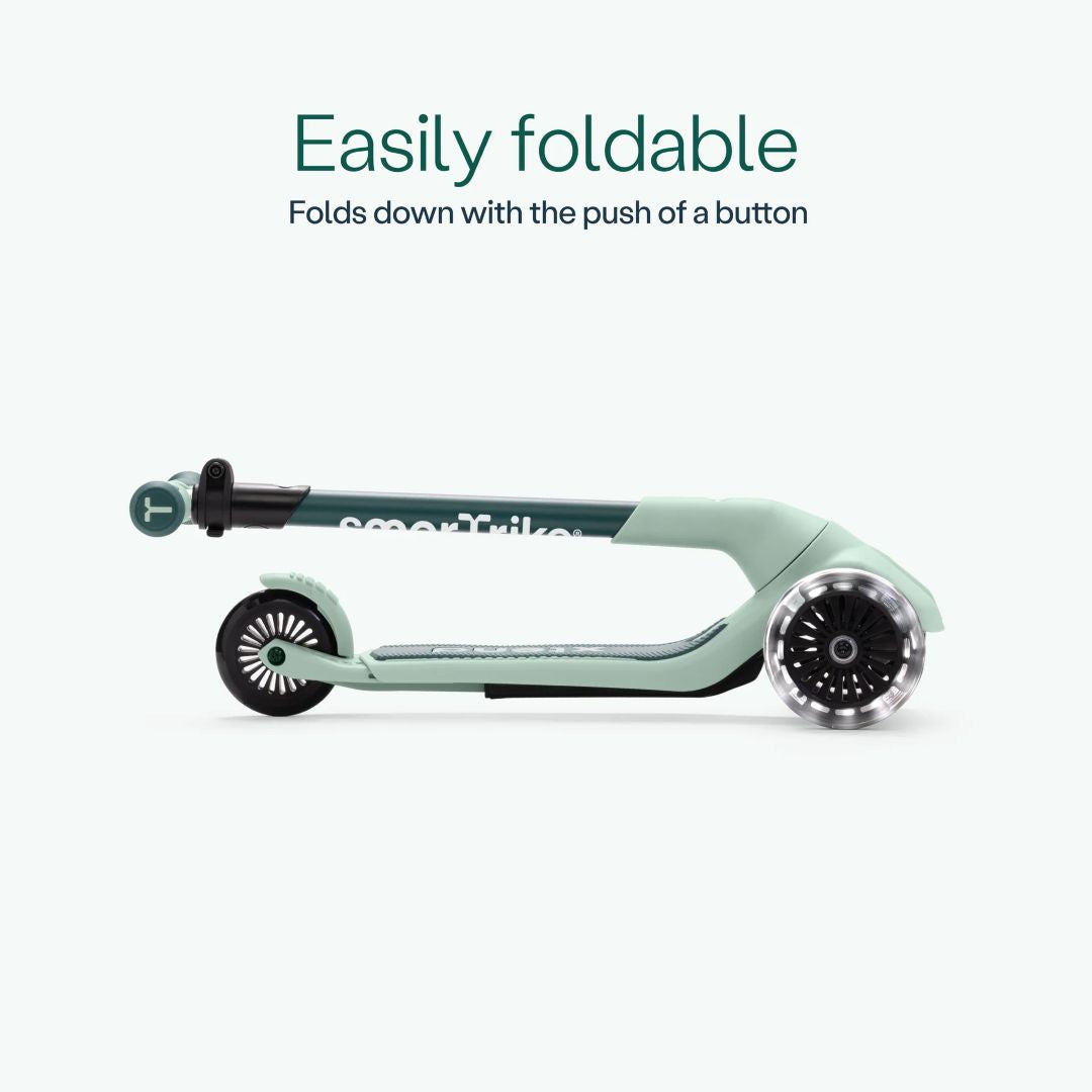 Vista lateral del scooter SmarTrike Xtend Mini Ride color Verde Claro completamente plegado, mostrando su diseño compacto. Texto: "Easily foldable. Folds down with the push of a button."