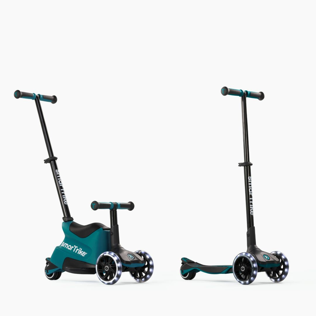 Dos vistas del scooter evolutivo SmarTrike Xtend Ride-On Petróleo: a la izquierda en modo ride-on con asiento y barra para padres, y a la derecha en modo scooter autónomo con manubrio vertical y ruedas LED. Fondo gris muy claro.