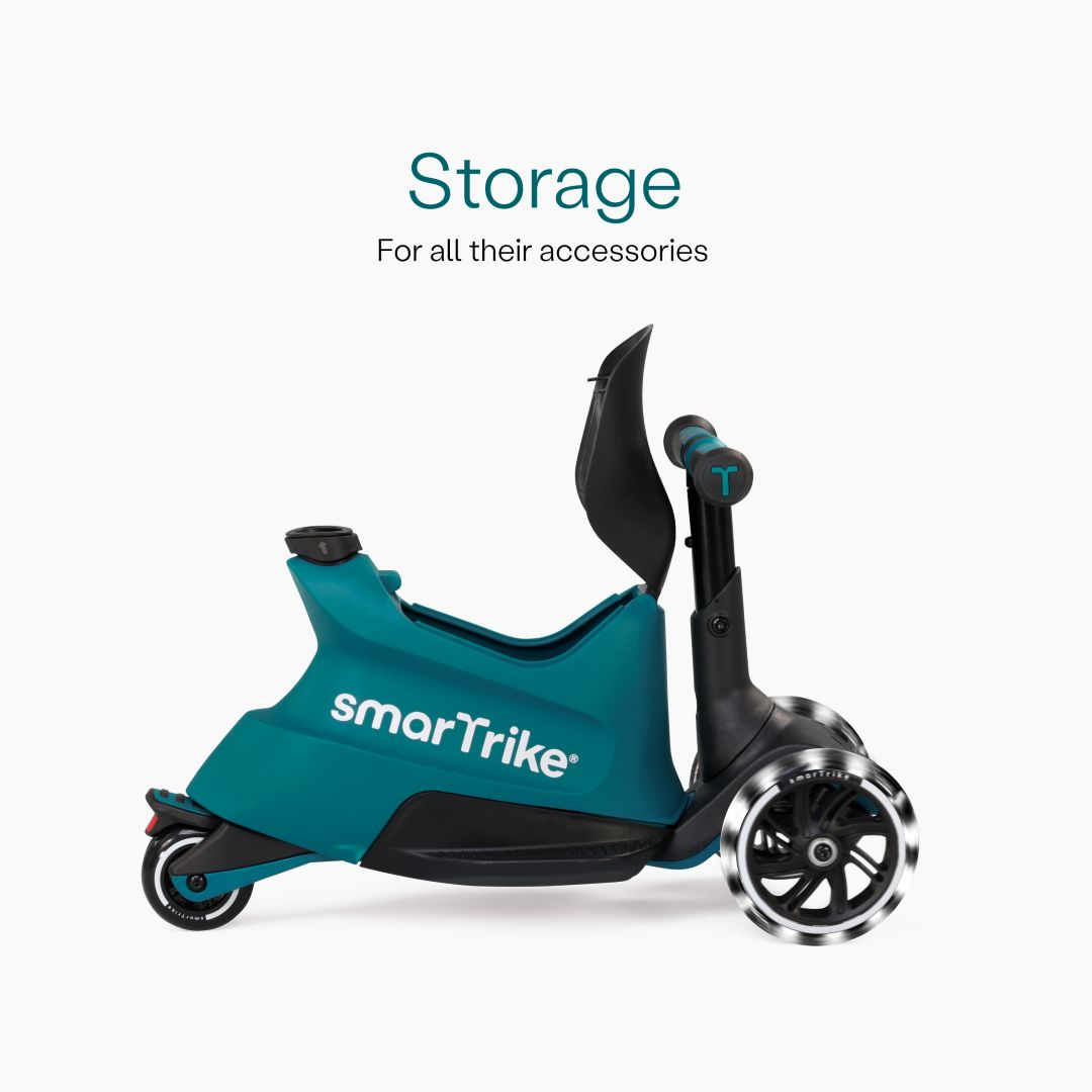 Vista lateral del scooter SmarTrike Xtend Ride-On Petróleo en modo ride-on mostrando el compartimento de almacenamiento abierto bajo el asiento y ruedas LED. Texto: "Storage. For all their accessories." Fondo blanco.