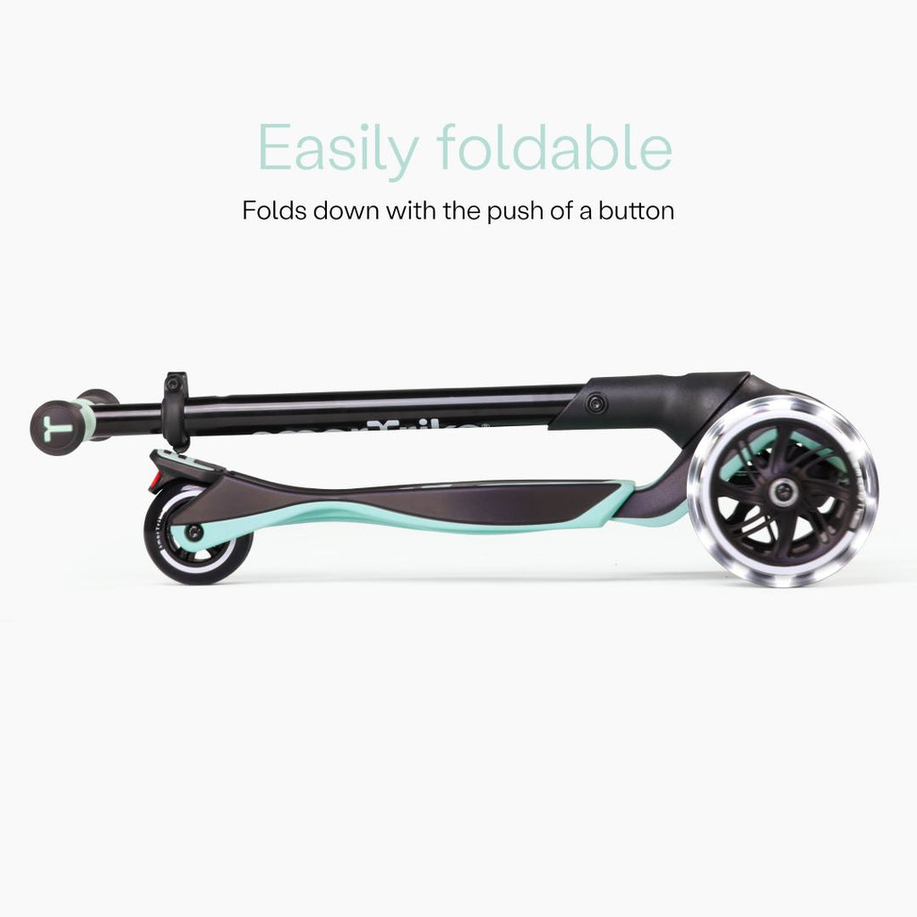 Vista lateral del scooter SmarTrike Xtend Ride-On Verde Agua completamente plegado en formato compacto, con ruedas LED visibles. Texto: "Easily foldable. Folds down with the push of a button." Fondo gris claro.