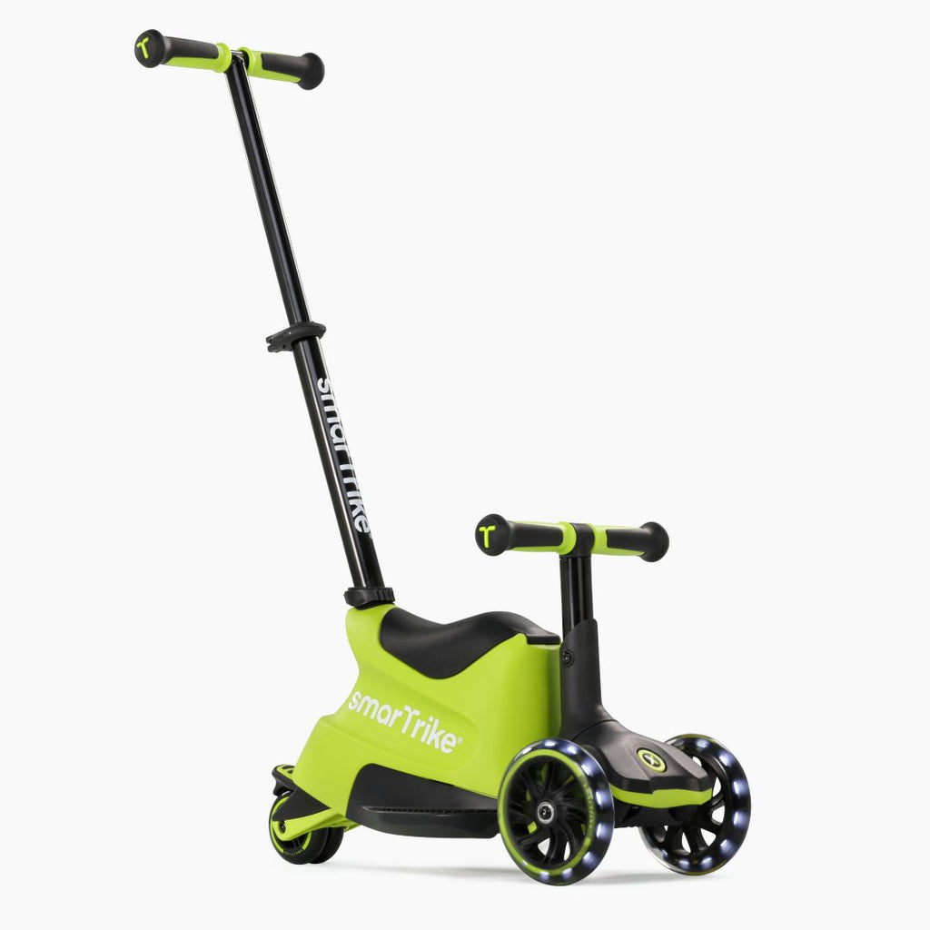 Vista frontal en ángulo del scooter evolutivo SmarTrike Xtend Ride-On Lima en modo ride-on, con asiento, manubrio para niño, barra para padres inclinada y tres ruedas con luz LED. Fondo blanco.