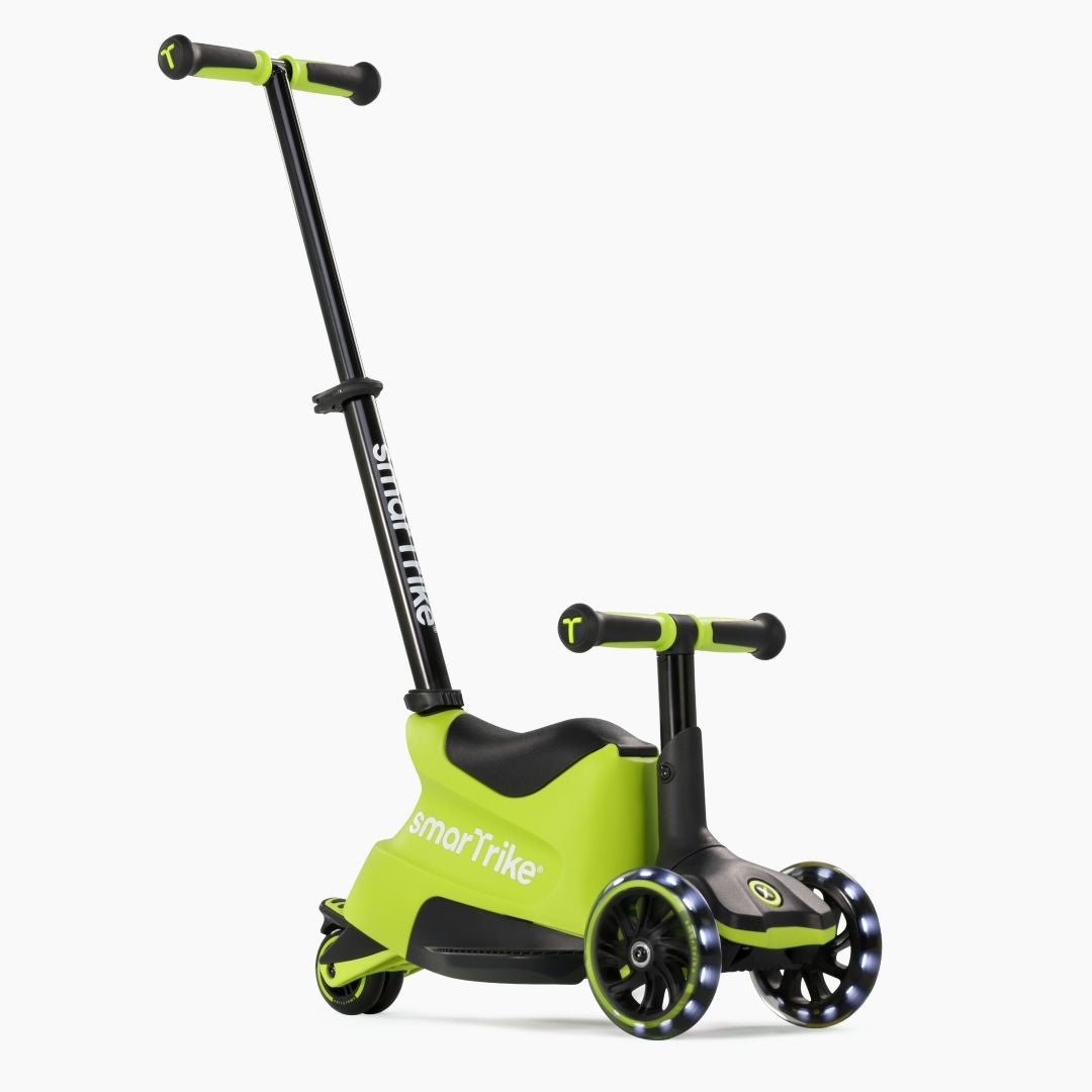 Vista frontal en ángulo del scooter evolutivo SmarTrike Xtend Ride-On Lima en modo ride-on, con asiento, manubrio para niño, barra para padres inclinada y tres ruedas con luz LED. Fondo blanco.
