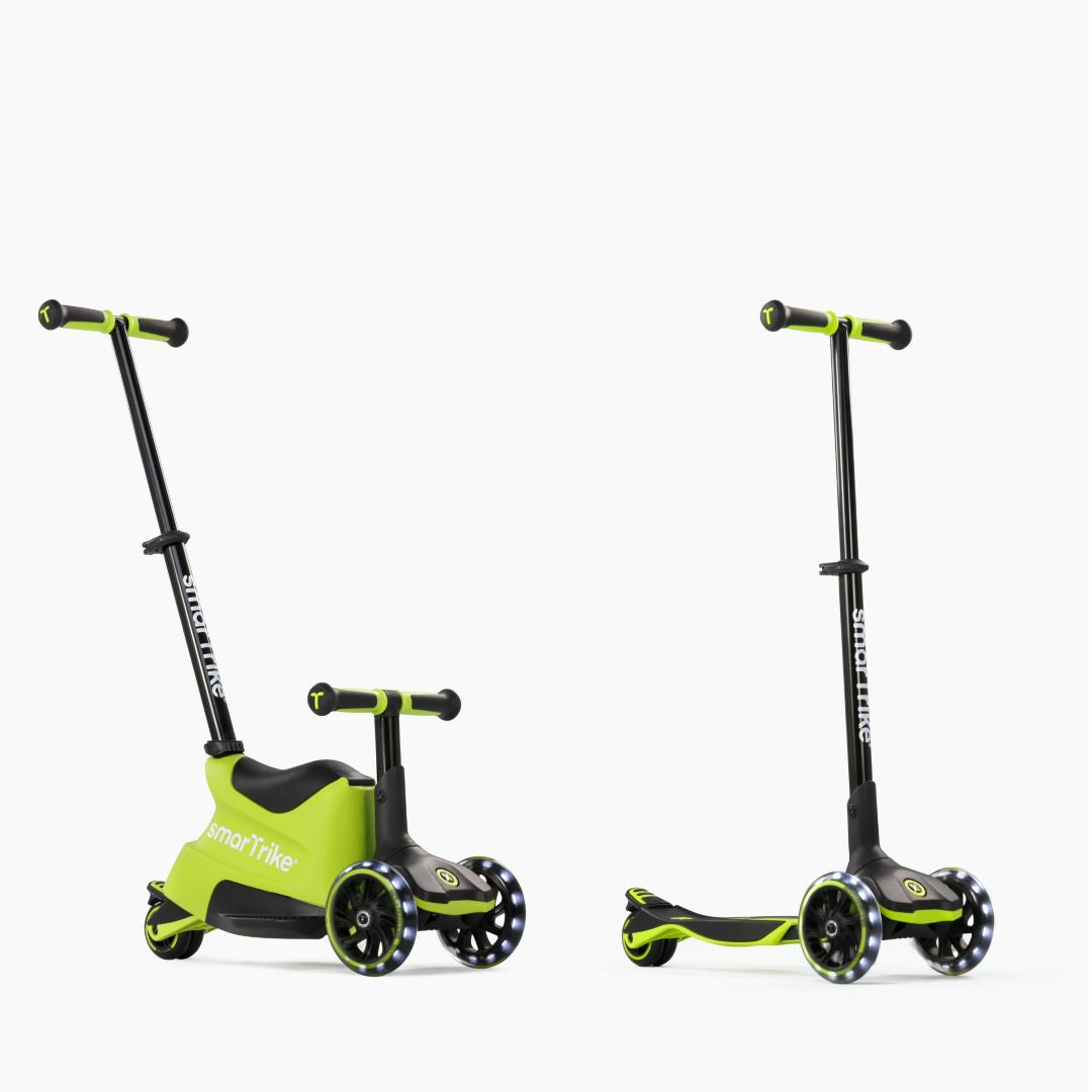 Dos vistas del scooter evolutivo SmarTrike Xtend Ride-On Lima: a la izquierda en modo ride-on con asiento y barra para padres, y a la derecha en modo scooter autónomo con manubrio vertical y ruedas LED. Fondo gris muy claro.