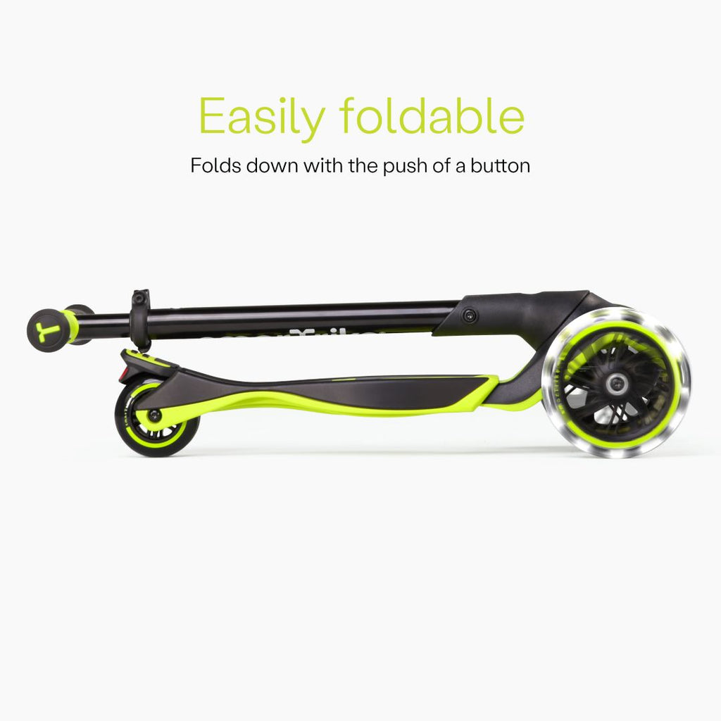 Vista lateral del scooter SmarTrike Xtend Ride-On Lima completamente plegado en formato compacto, con ruedas LED visibles. Texto: "Easily foldable. Folds down with the push of a button." Fondo gris claro.
