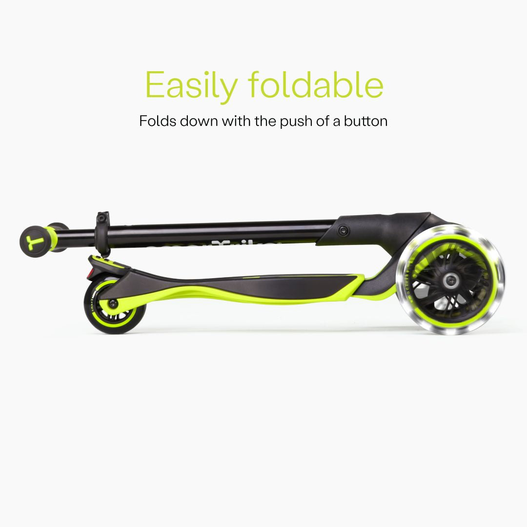 Vista lateral del scooter SmarTrike Xtend Ride-On Lima completamente plegado en formato compacto, con ruedas LED visibles. Texto: "Easily foldable. Folds down with the push of a button." Fondo gris claro.
