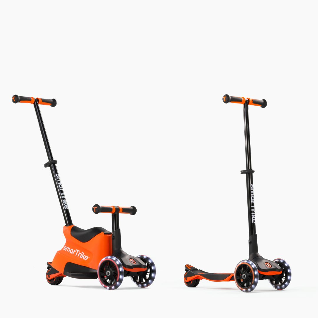 Dos vistas del scooter evolutivo SmarTrike Xtend Ride-On Naranjo: a la izquierda en modo ride-on con asiento y barra para padres, y a la derecha en modo scooter autónomo con manubrio vertical y ruedas LED. Fondo gris muy claro.