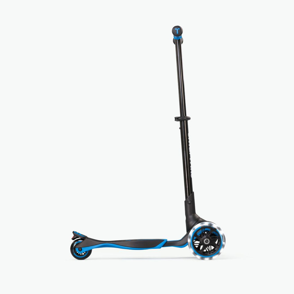 Vista lateral del scooter evolutivo SmarTrike Xtend azul con manubrio extendido al máximo, plataforma  en posición avanzada y ruedas LED, en configuración para niños mayores. Fondo blanco