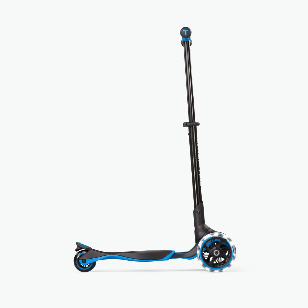 Vista lateral del scooter evolutivo SmarTrike Xtend azul con manubrio extendido al máximo, plataforma  en posición avanzada y ruedas LED, en configuración para niños mayores. Fondo blanco