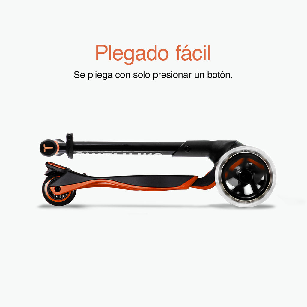 Vista lateral del scooter SmarTrike Xtend naranja completamente plegado en formato compacto con ruedas LED visibles. Texto: "Plegado fácil. Se pliega con solo presionar un botón." Fondo gris claro.