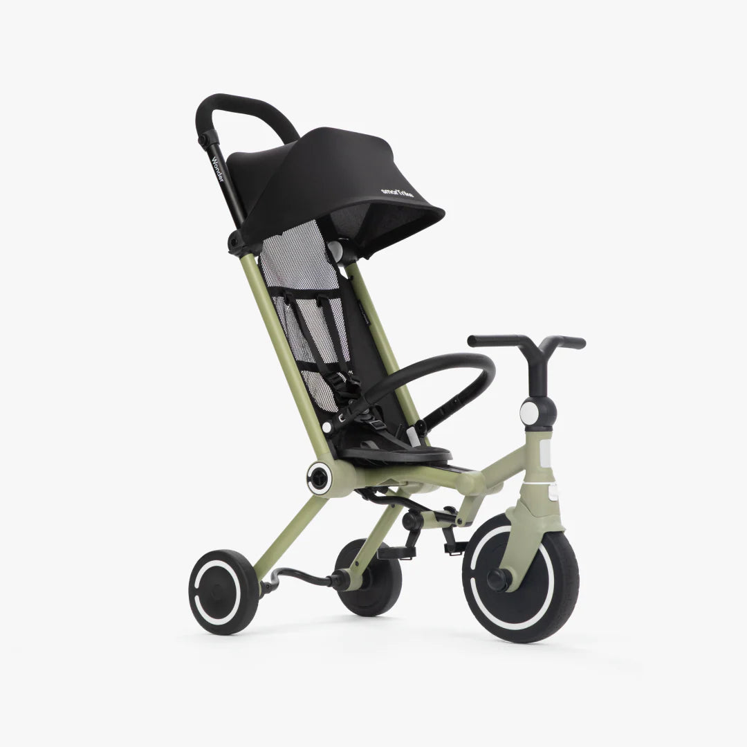 Coche triciclo evolutivo SmarTrike Wonder color olive, plegable, apto para cabina de avión, uso desde los 9 meses, con dirección Easy-Steer 360° patentado, panel de malla transpirable, manubrio para padres, asiento con reposapiés y tres ruedas con aros blancos, fotografiado en ángulo lateral sobre fondo blanco.