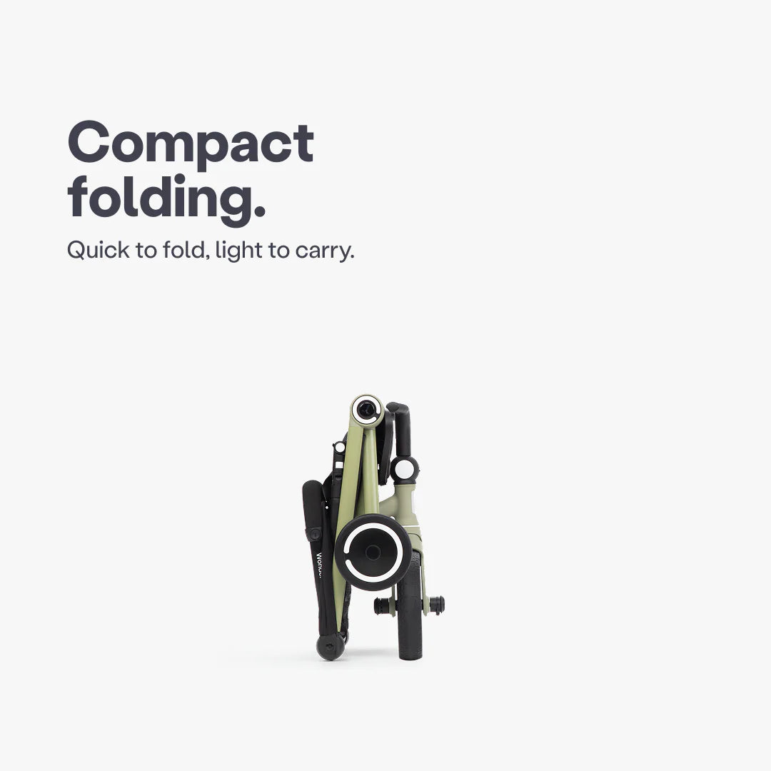 Coche triciclo evolutivo SmarTrike Wonder color olive, plegable, apto para cabina de avión, uso desde los 9 meses, con dirección Easy-Steer 360° patentado, panel de malla transpirable, manubrio para padres, asiento con reposapiés y tres ruedas con aros blancos, fotografiado plegado, ángulo lateral sobre fondo blanco.