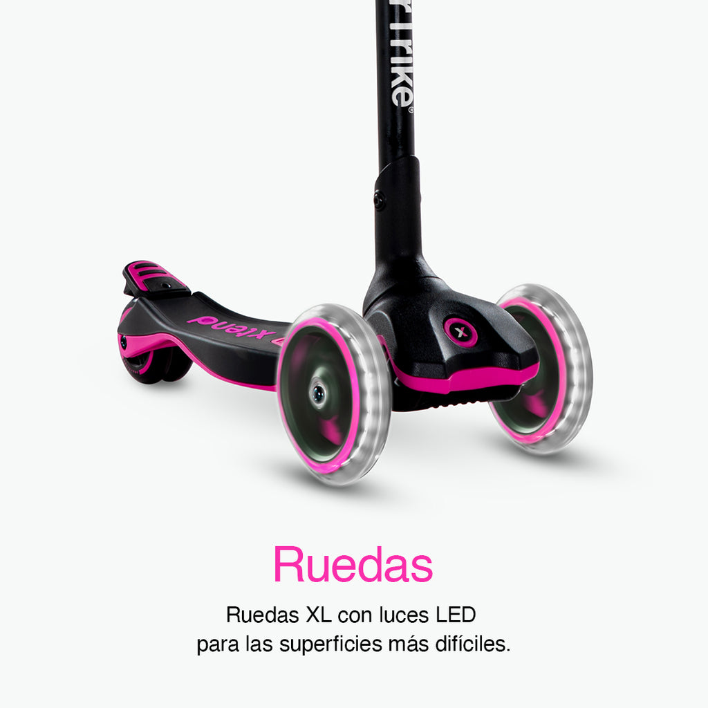 Detalle en primer plano de las tres ruedas XL con luz LED del scooter SmarTrike Xtend rosa, con plataforma y detalles rosados visibles. Texto: "Ruedas. Ruedas XL con luces LED para las superficies más difíciles." Fondo gris claro.